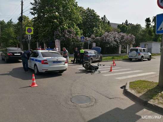 В Орле на перекрёстке не смогли разъехаться автомобиль и мотоцикл