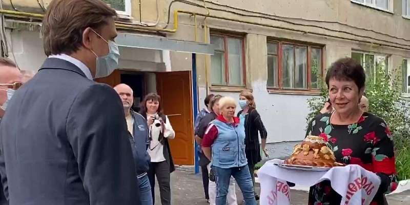 «Первый раз за три года»: Лежнев похвастался караваем для губернатора