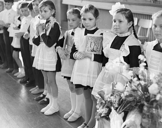 В поселке Красная Заря школьников заставили покупать форму в несколько раз дороже В поселке Красная Заря школьников заставили покупать форму в несколько раз дороже