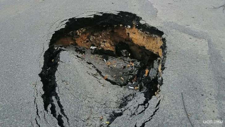 Фотофакт: в самом центре Орла провалился асфальт