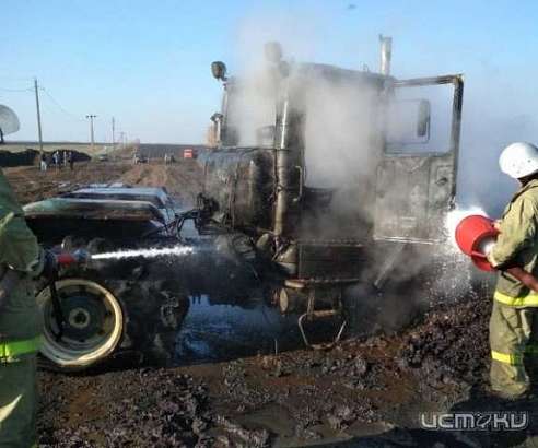 На Орловщине огонь уничтожил трактор в поле