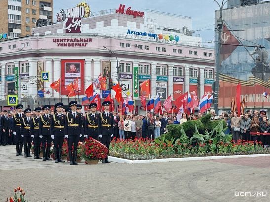 Сегодня сквер Танкистов принял сотни орловчан в честь 81‑й годовщины Победы