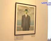 Бельгийский художник Рене Магритт заставляет теряться: багеты вместо облаков, трубка с подписью «не трубка», человек с яблоком вместо лица