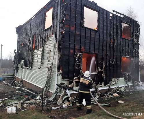 На Орловщине сгорел дом многодетной семьи
