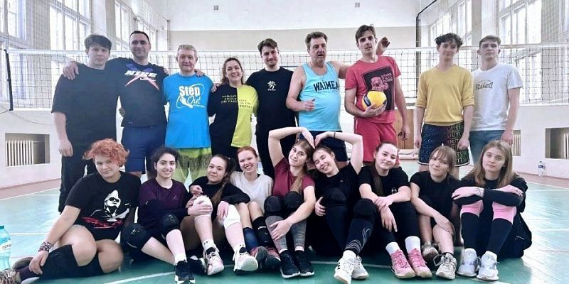 Актеры и художники сыграли в волейбол накануне юбилея