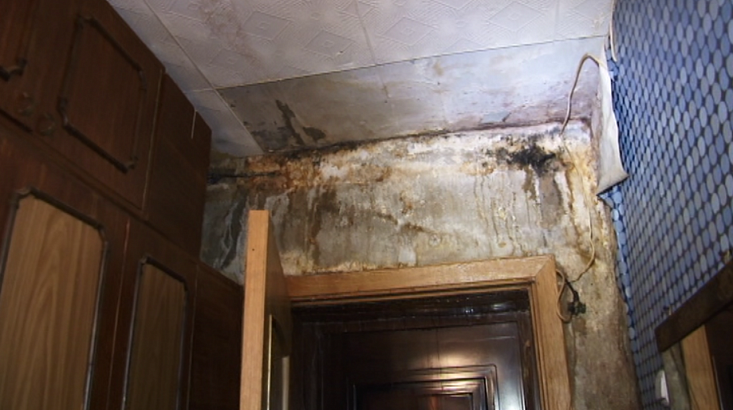 Потекшая крыша привела к пожару в многоэтажке на улице Планерной в Орле