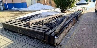 Лавочки на улице Ленина приводят в порядок после зимы 