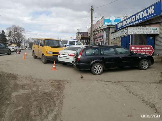 В Орле микроавтобус на самопроизвольном ходу наехал на шиномонтажника и пару автомобилей