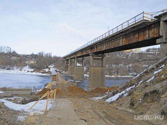  Идут работы по укреплению Беломестненского моста в Ливнах