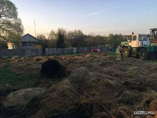 На рассвете в Колпнянском районе тушили сено На рассвете в Колпнянском районе тушили сено