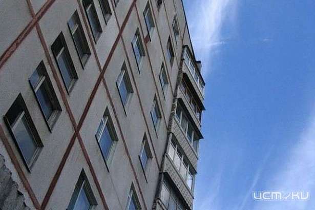 В Орле 19-летний парень сорвался с восьмого этажа и остался жив