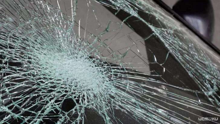 Пьяный орловчанин напал на возлюбленную, разбив стекло в ее машине