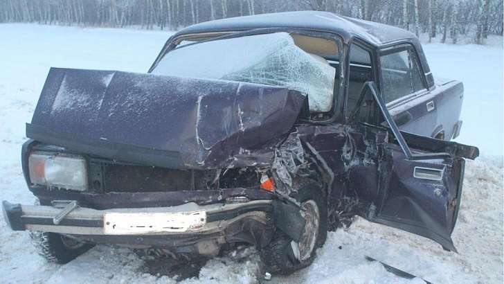 На орловской трассе лоб в лоб столкнулись «Лада» и «Жигули»