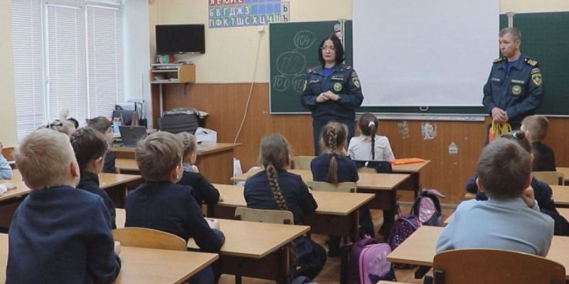 Орловские спасатели продолжают профилактическую работу с подрастающим поколением 