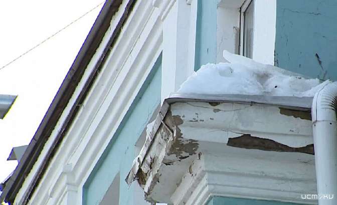 Чиновников заставили выплатить 3 млн рублей семье подростка, на которого упала глыба льда