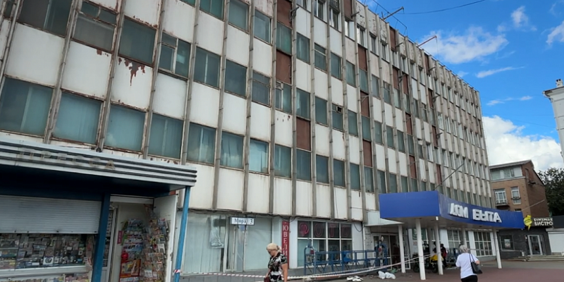 На фасаде Дома быта в Орле начались строительные работы