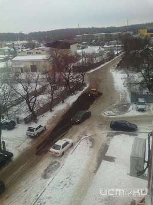 На переулке Межевом рабочие ровняют асфальт поверх снега