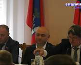 Заслуженный учитель России Федор Корниловский перед зданием мэрии, провел одиночный пикет против Юрия Парахина