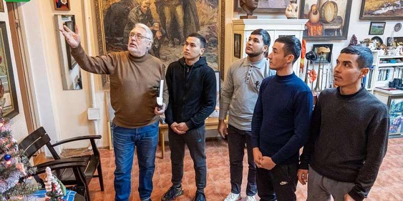 Картины орловского художника Георгия Дышленко заинтересовали иностранных студентов