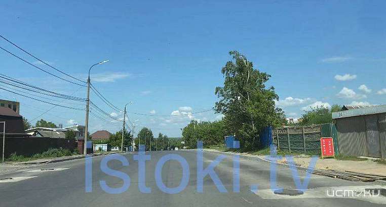 Бросили на полпути. В Орле ремонт двух дорог застыл. Машины лавируют между люками на одной, и прыгают на другой