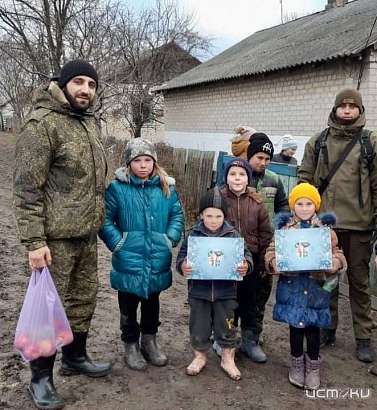 Орловские участники СВО, отдали местным детям из ЛНР свои посылки с питанием