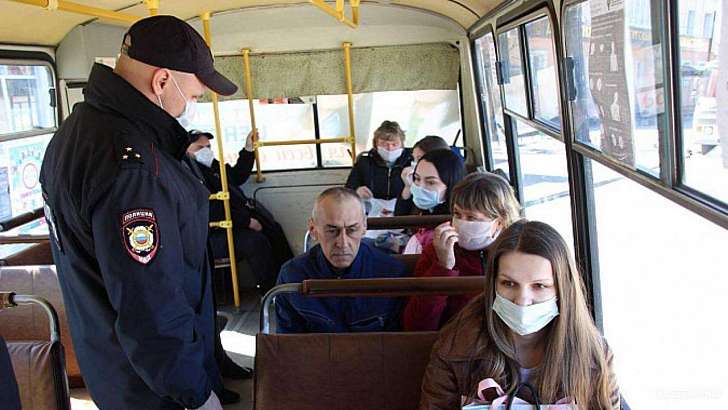 Полицейские ловили орловчан без масок в маршрутках