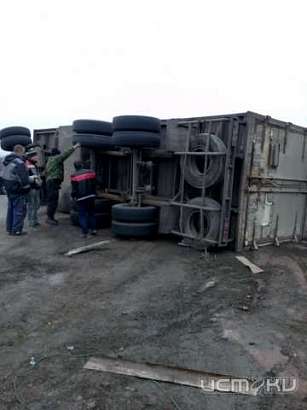 Странное ДТП. В Ливенском районе прицеп грузовика упал на человека