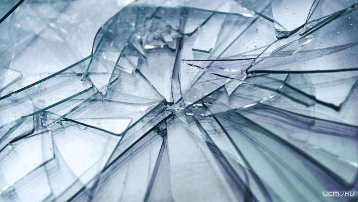 Двое орловчан разбили окно супермаркета и не смогли убежать от Росгвардии