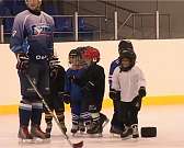 "Зарядка с чемпионом". Взрослые орловские хоккеисты передают опыт подрастающему поколению