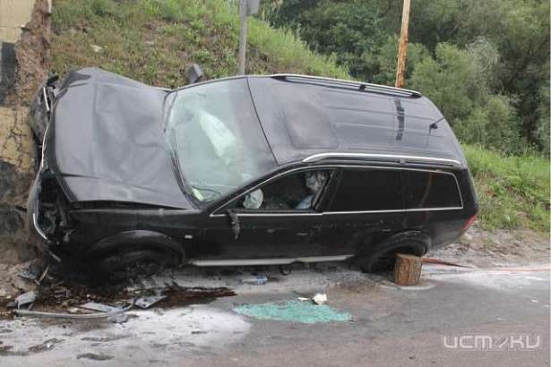 В Орловской области внедорожник наехал на препятствие. Двое пострадали