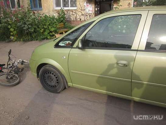 Автомобиль во дворе дома сбил ребенка-велосипедиста Автомобиль во дворе дома сбил ребенка-велосипедиста