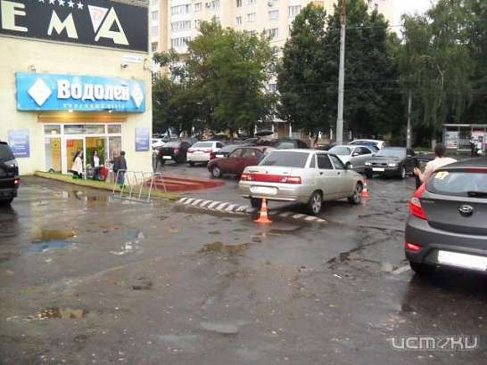 В Орле ВАЗ, сдавая назад, сбил пенсионерку
