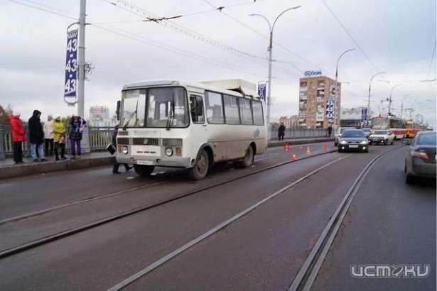 Мужчина, пострадавший на Красном мосту, переходил дорогу