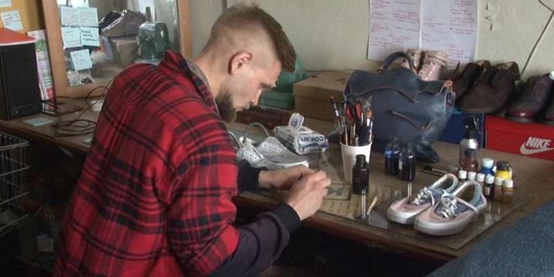 Рекорд — 12 пар за день: орловчанин увлекся реставрацией старой обуви