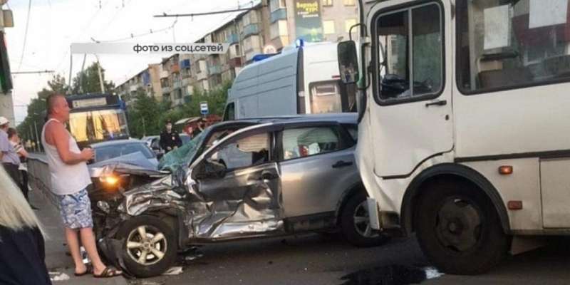 Орловские медики попросили помощи у Путина, а в областном центре ПАЗ серьезно повредил кроссовер