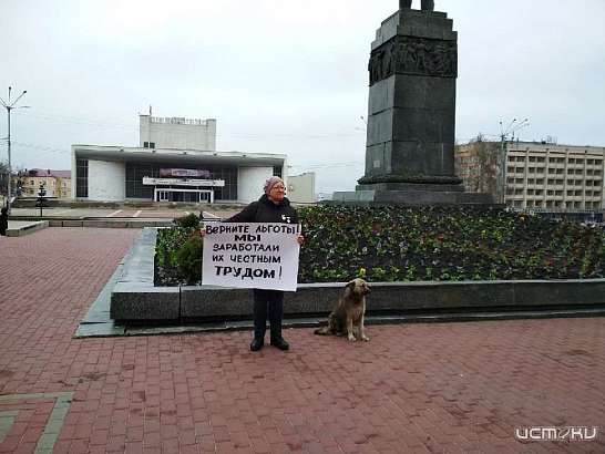 Фотофакт: в Орле пенсионеры вышли на пикет с требованием вернуть безлимитные проездные