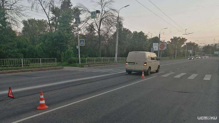 В Орле женщина угодила на зебре под колеса микроавтобуса