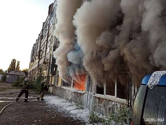 Ночью на Наугорке полыхало офисное здание. Обошлось без жертв