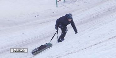 Ледяная горка может быть опасной! Госавтоинспекция провела проверки зимних горок у дорог
