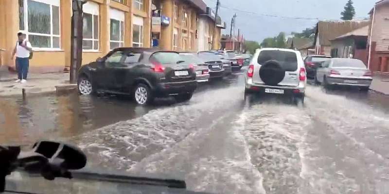 После сильного дождя в Орле «утонула» улица