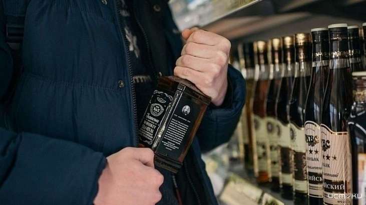 Орловчанин и его приятель из соседней области украли из ТЦ дорогой алкоголь Орловчанин и его приятель из соседней области украли из ТЦ дорогой алкоголь