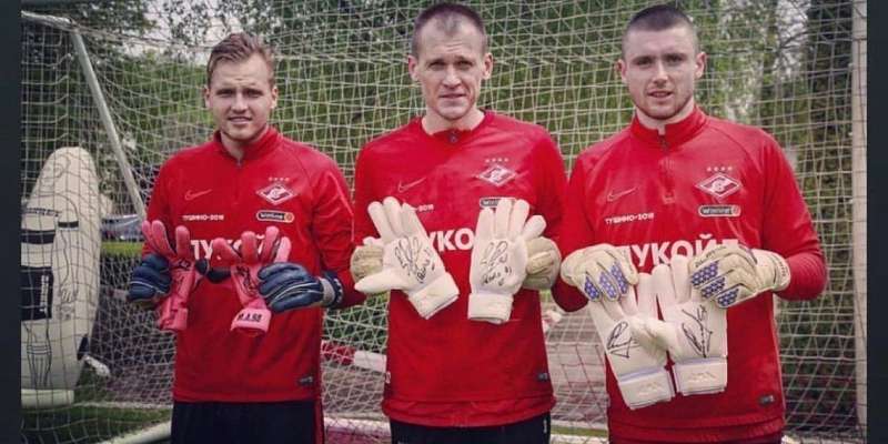 Перчатки с автографом Селихова разыграют на благотворительном аукционе