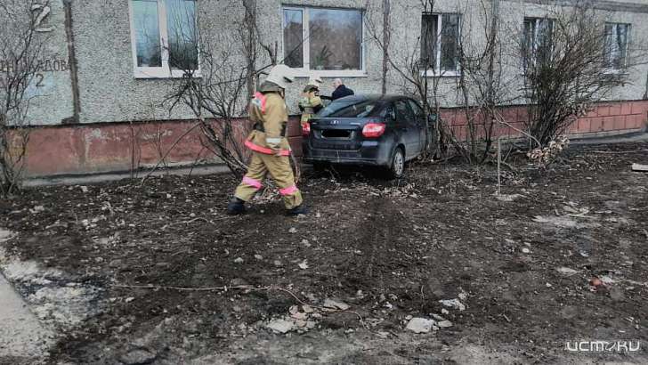 На Веселой Слободе водитель «Лады-Калины» врезался в десятиэтажку