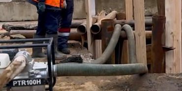 Из-за коммунальной аварии в Орле канализационные отходы сливаются в реку