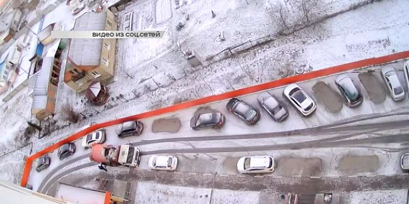 Видео: в Орле автомобилистка повредила чужую машину и скрылась