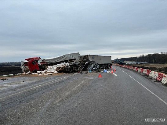 Жуткая авария произошла на трассе под Орлом с двумя грузовиками. Один человек погиб Жуткая авария произошла на трассе под Орлом с двумя грузовиками. Один человек погиб
