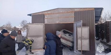 Пожарные спасли от огня два автомобиля и гараж