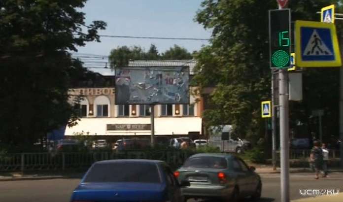 Незаконный рекламный баннер на "Орловской ниве" снесут за счёт средств скудного бюджета Орла 