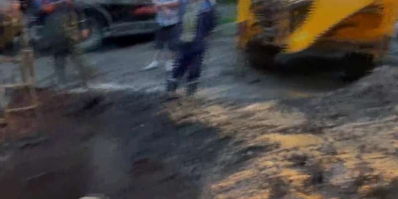 В Орле на Комсомольской вновь прорвало трубу