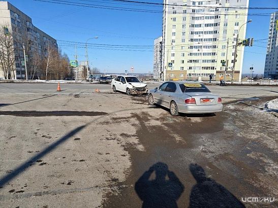 В Орле на Раздольной столкнулись две легковушки. Одна из пассажирок госпитализирована